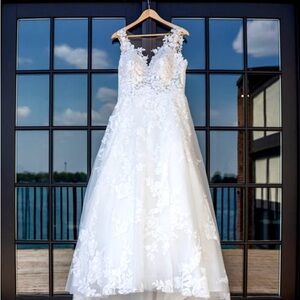 Elegant Ivory White satin & Lace Wedding Dress size 12/14